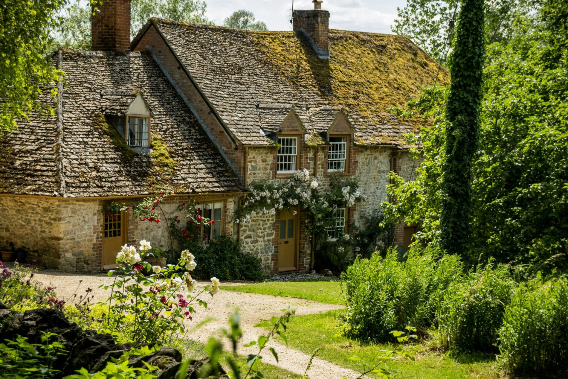 English countryside stone village — where American expats settle outside London in the UK