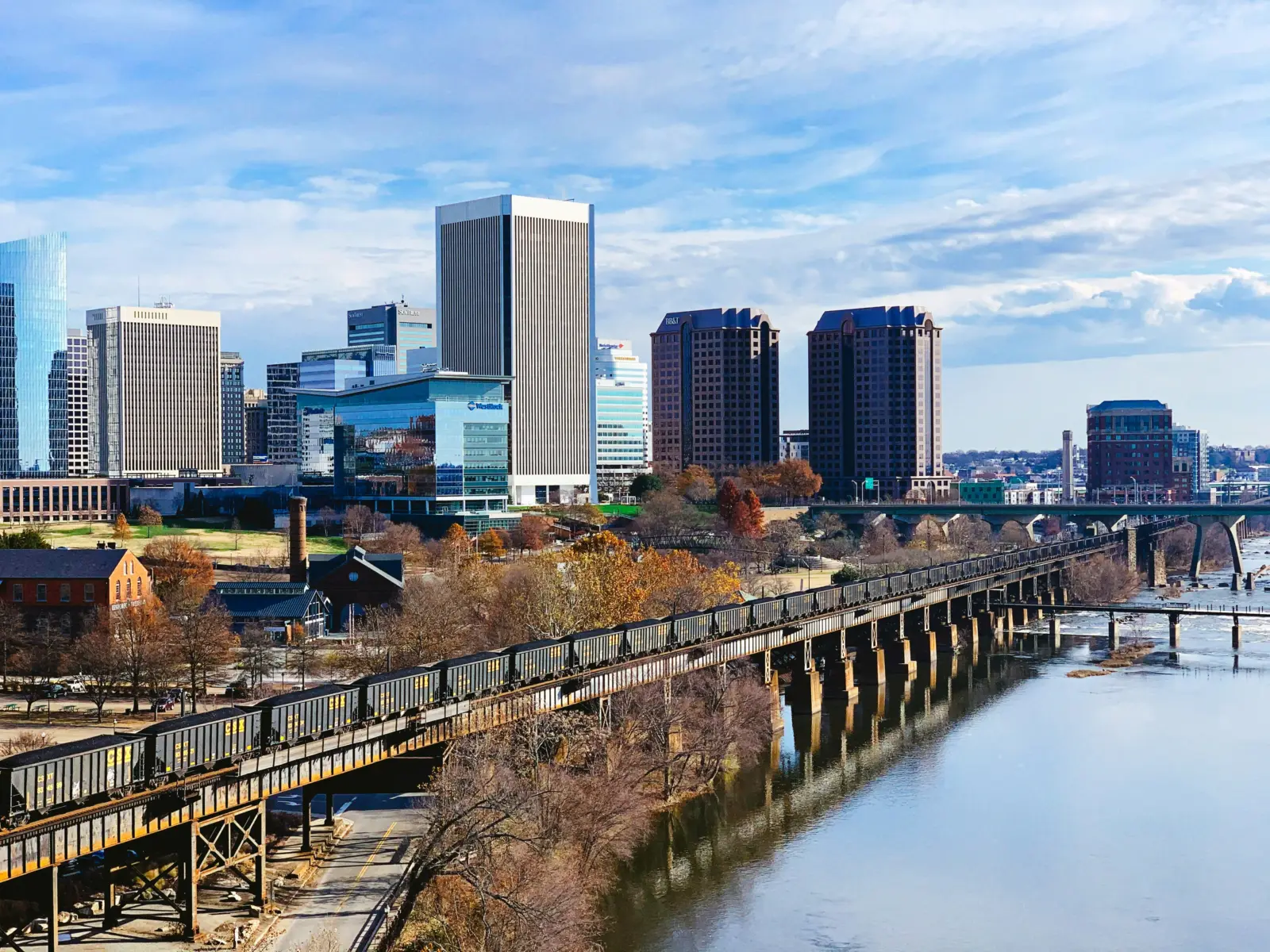 Northern Virginia skyline Rosslyn Arlington - international movers DMV region cityscape